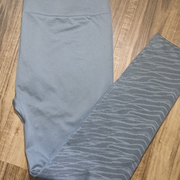 Fabletics high-waisted seamless leggings in grey zebra size Large - Picture 7 of 7